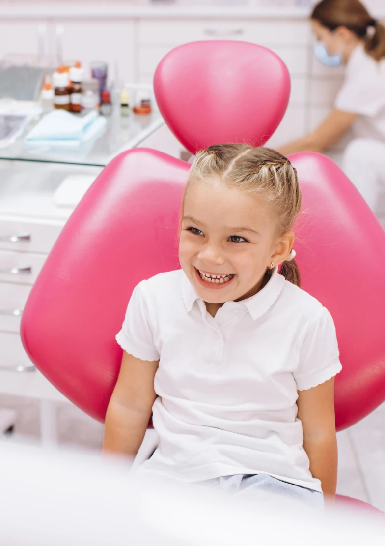 Une petite jolie fille lors du traitement précoce au Cabinet d'orthodontie du Docteur Py